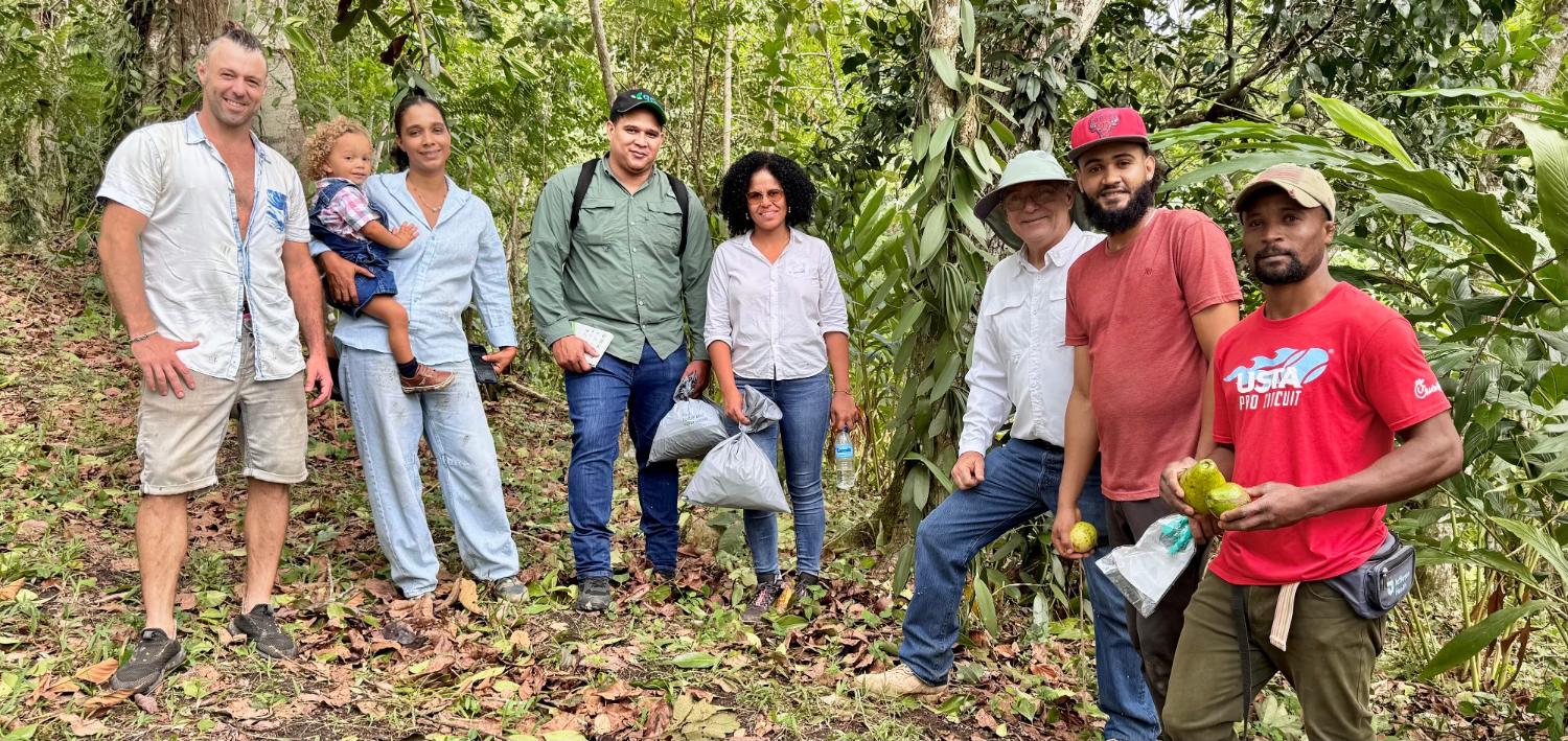 The Puronilla team and their families among the vanilla vines